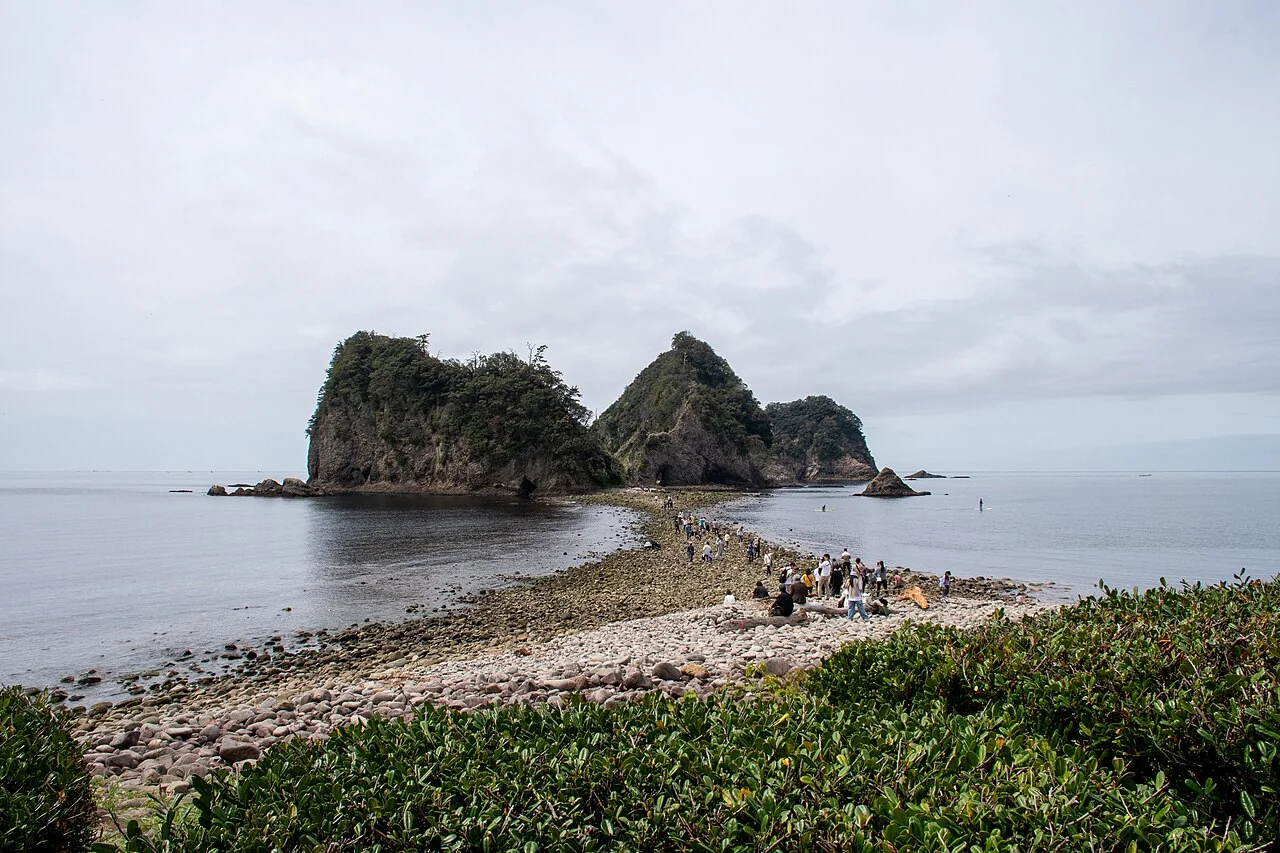 西伊豆・堂ヶ島「三四郎島のトンボロ」｜潮が引くと海を歩いて渡れる絶景