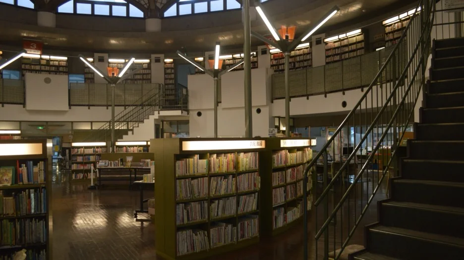 水戸市立西部図書館ガイド｜円形書架と夜8時まで使える公共図書館