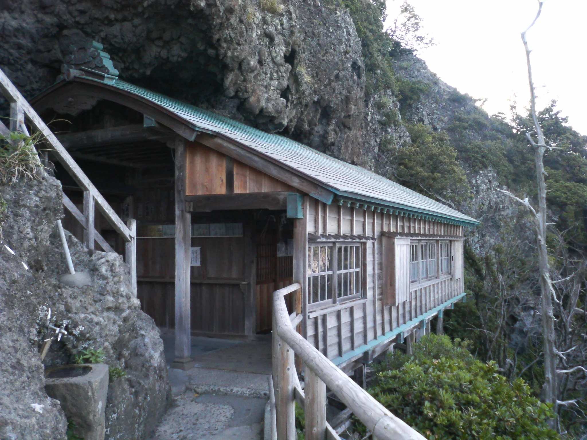 石廊崎の断崖に建つ「石室神社」｜帆柱伝説と伊豆七不思議、海上安全を祈る石廊権現