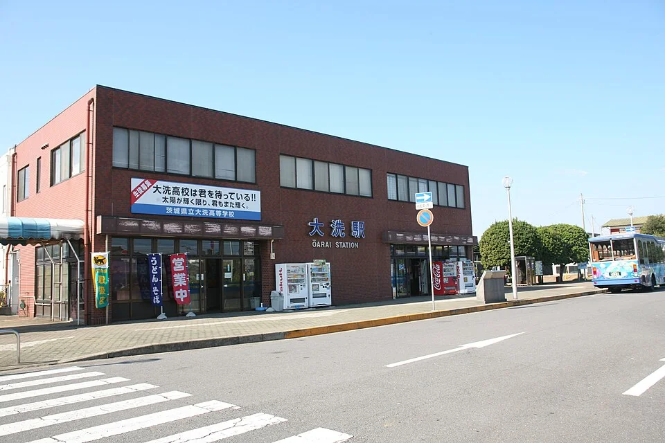 大洗駅の駅舎と海遊号バス