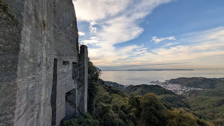 鋸山・日本寺 完全ガイド｜地獄のぞき・大仏・ロープウェー、拝観料とアクセスまとめ【2026年版】