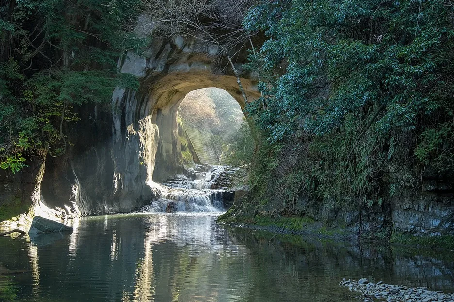 君津「濃溝の滝・亀岩の洞窟」清水渓流広場ガイド｜ハート形の光が見える時期・アクセス・駐車場